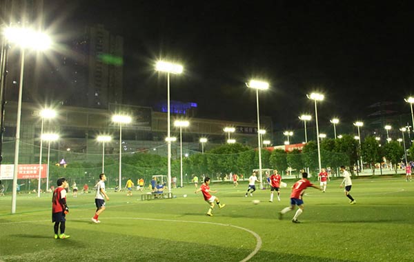 40 set lampu sorot LED di Stadium bola sepak di China