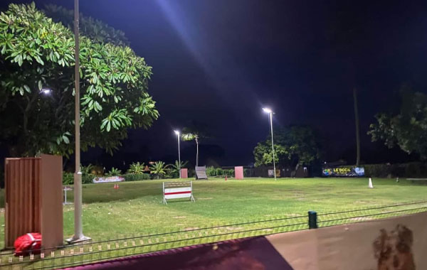 Polynesian perancis dibeli dan dipasang lampu jalan suria SLZ